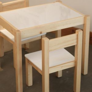 MESITA TABLERO+2 SILLAS  Mesita Montessori